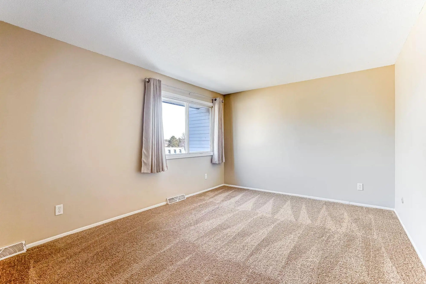 2285 Pond Avenue, Maplewood, MN 55119