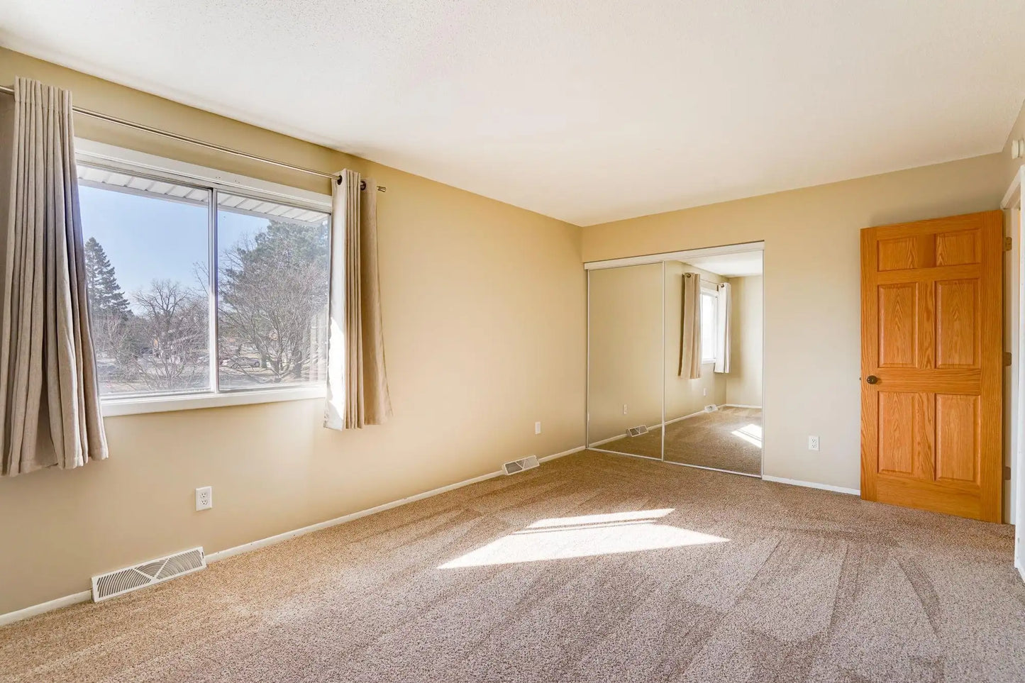 2285 Pond Avenue, Maplewood, MN 55119