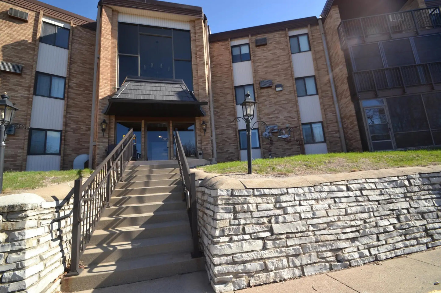 2690 Oxford Street, Roseville, MN 55113